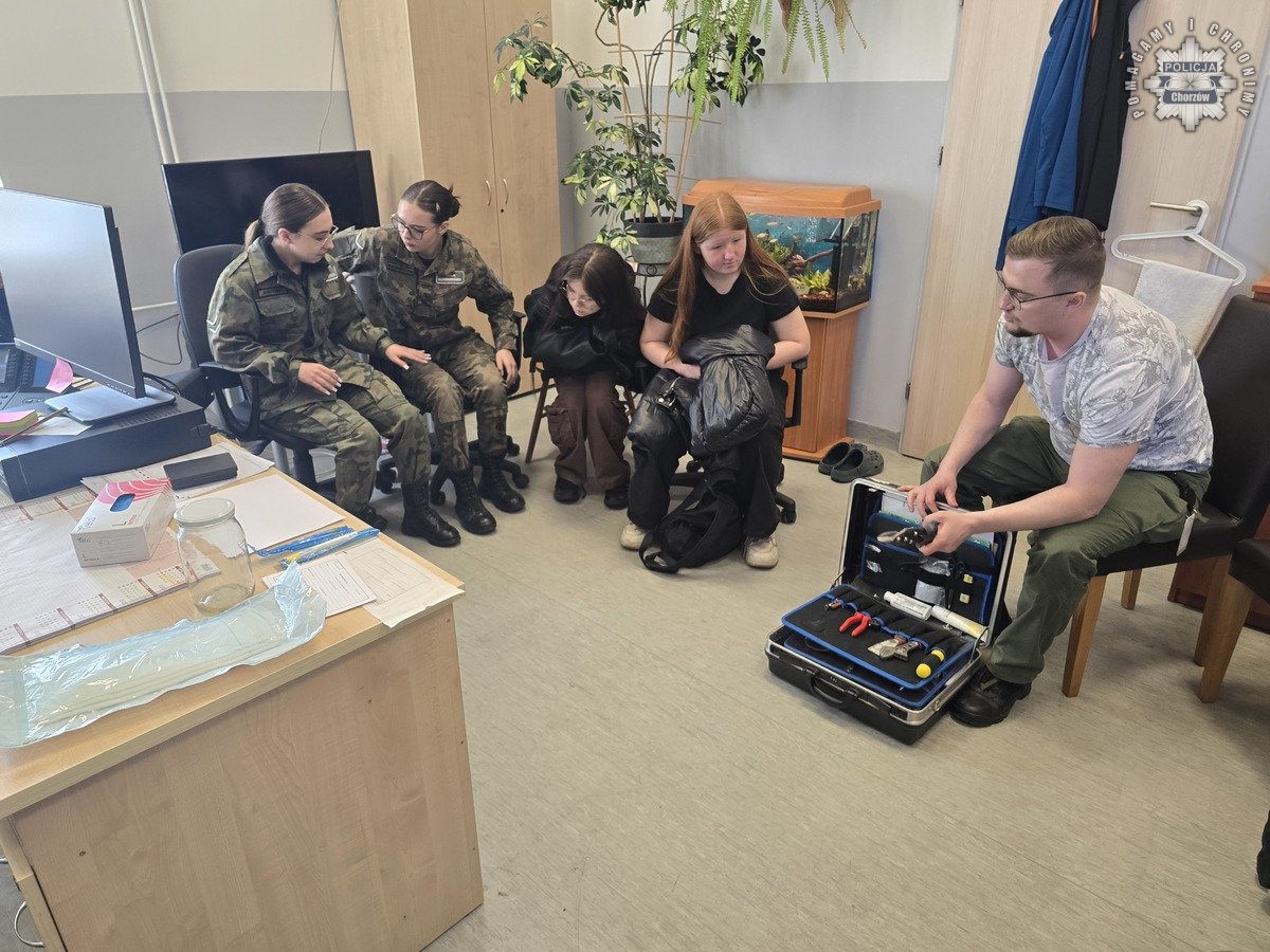 Dzień przedsiębiorczości w chorzowskiej komendzie: młodzież odwiedziła mundurowych