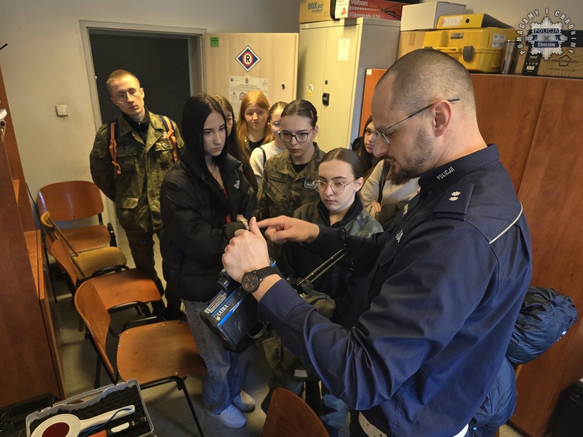 Dzień przedsiębiorczości w chorzowskiej komendzie: młodzież odwiedziła mundurowych
