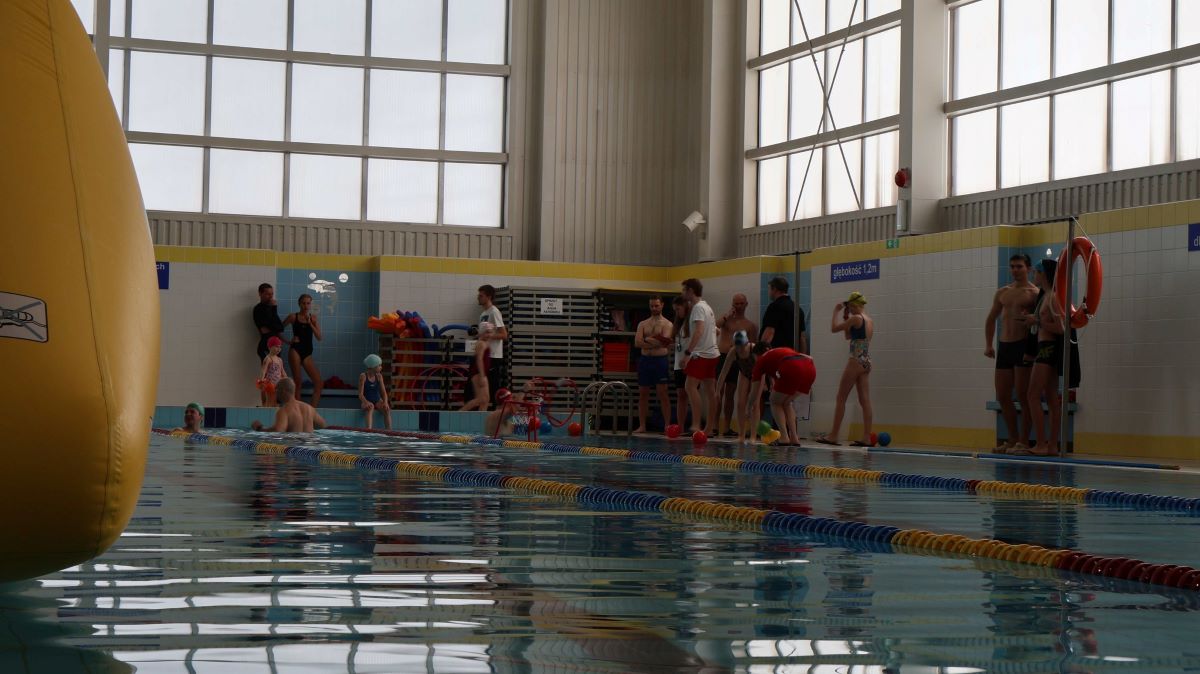 W Chorzowie świętowano Światowy Dzień Wody: rodzinna rywalizacja na basenie