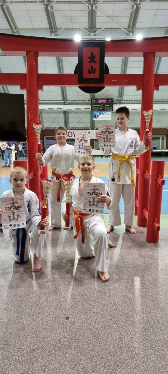 Wielki sukces Chorzowskiego Klubu Karate Goliat. Zawodnicy zdobyli 11 pucharów