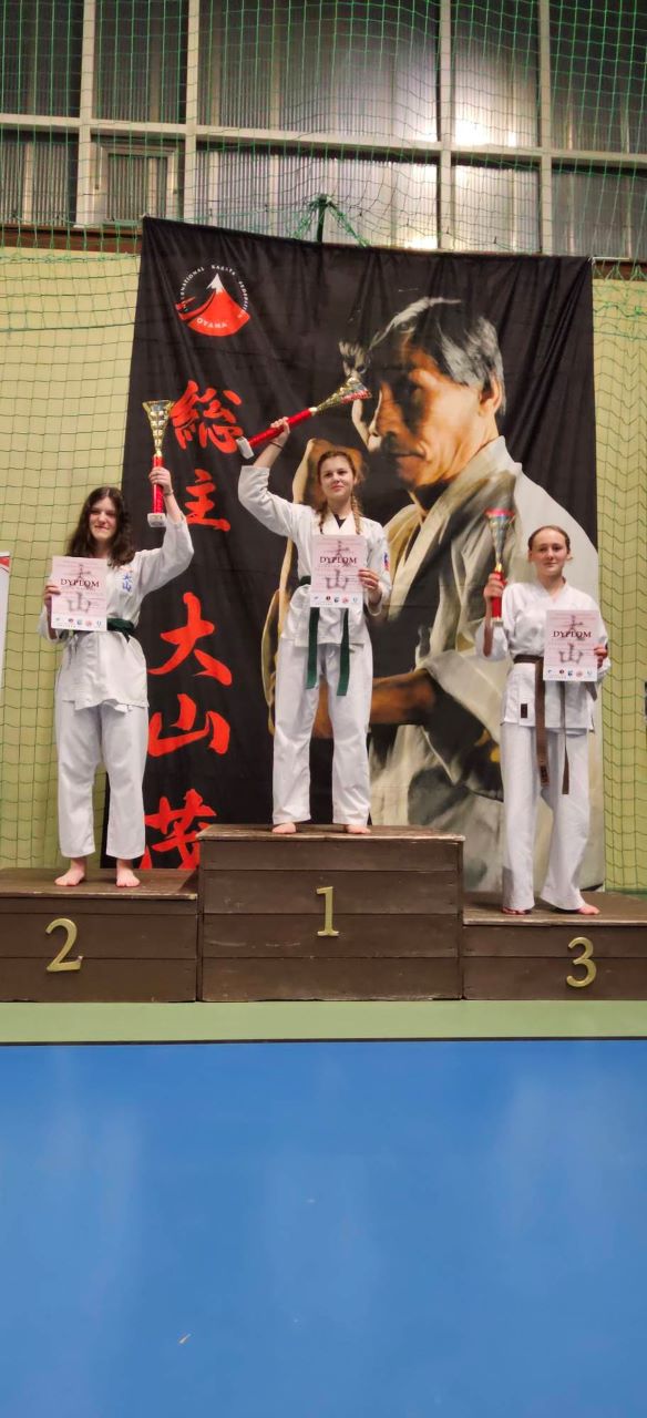 Wielki sukces Chorzowskiego Klubu Karate Goliat. Zawodnicy zdobyli 11 pucharów