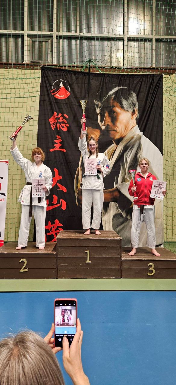 Wielki sukces Chorzowskiego Klubu Karate Goliat. Zawodnicy zdobyli 11 pucharów