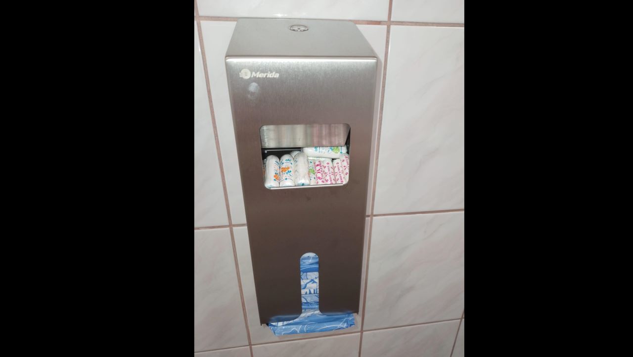 ZSMS w Chorzowie zaopatrzył damskie toalety w dyspensery ze środkami higienicznymi