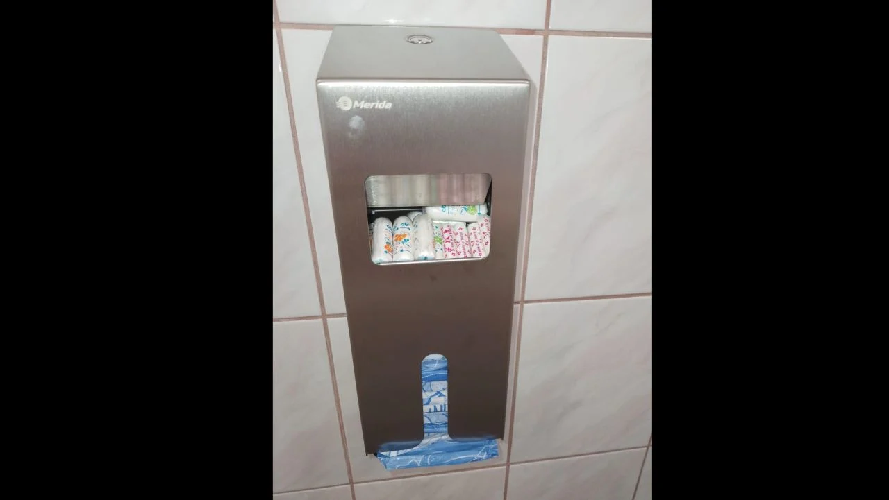 ZSMS w Chorzowie zaopatrzył damskie toalety w dyspensery ze środkami higienicznymi