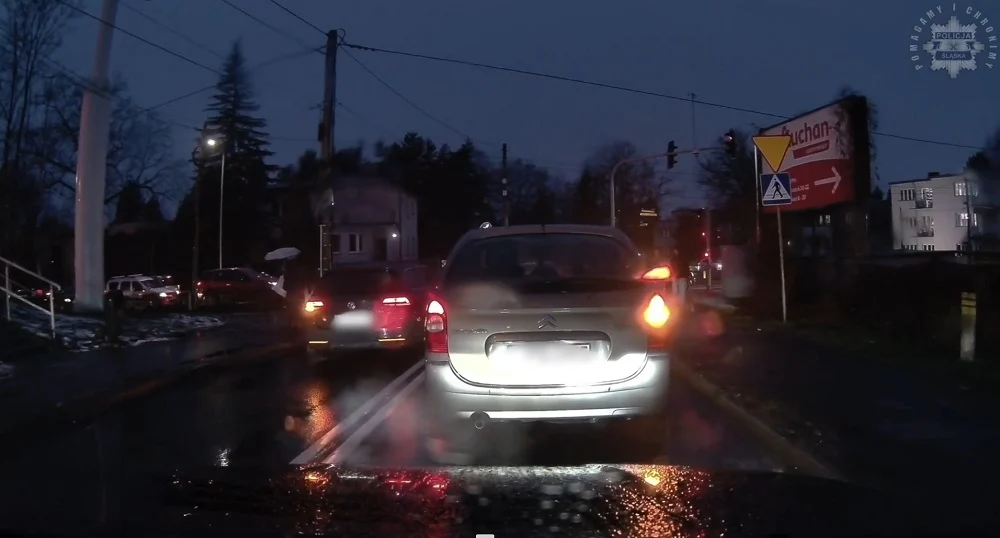 Omijał auta przed przejściem – sroga kara dla kierowcy z Katowic