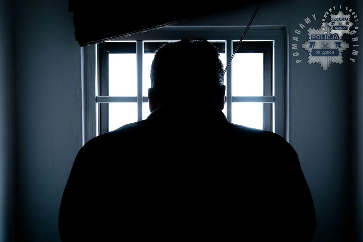 Koniec ucieczki: 43-latek poszukiwany za gwałt i oszustwa trafił za kratki