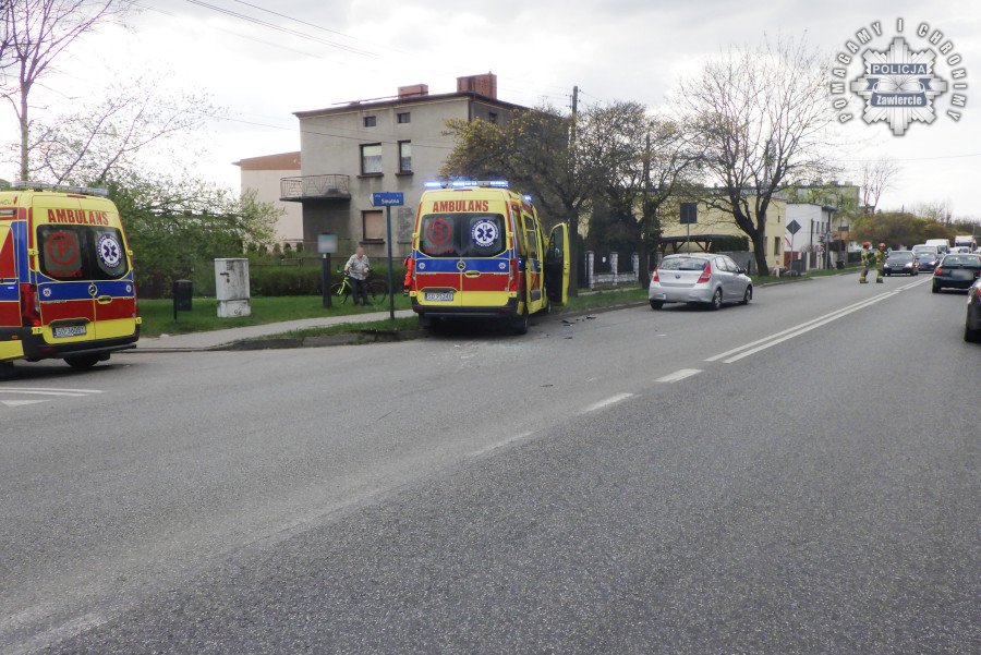 Niebezpieczne zdarzenie na DK78. Kolizja z udziałem karetki w Zawierciu.