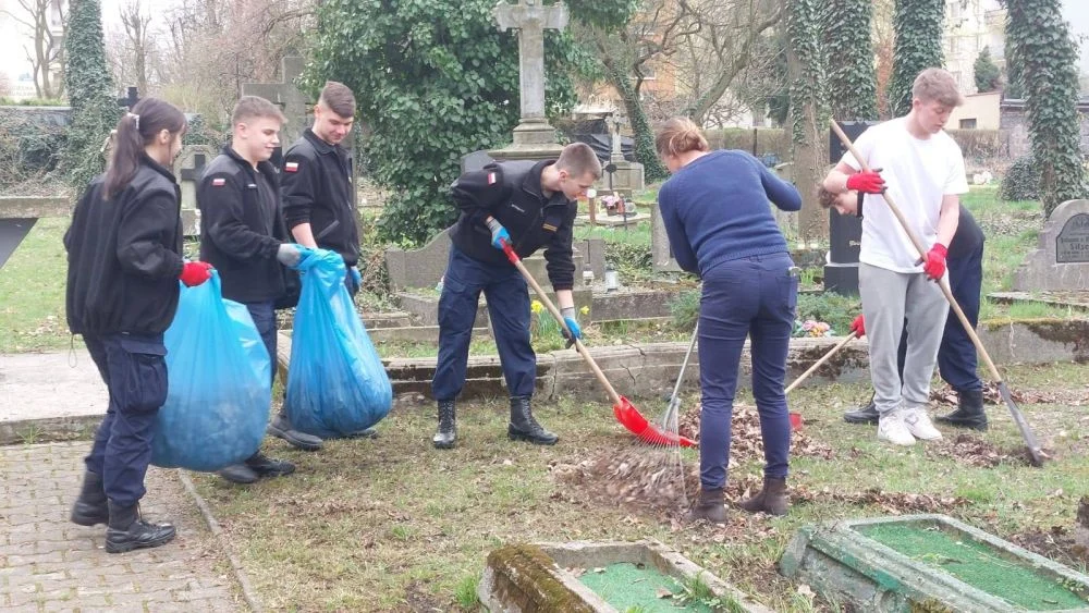 Społecznicy i uczniowie wysprzątali zabytkowy cmentarz parafialny w Orzegowie