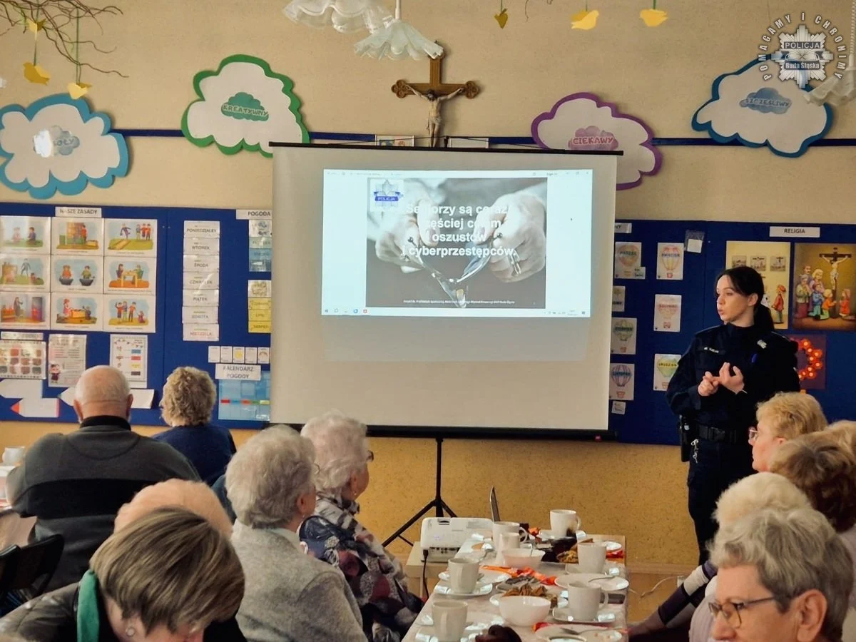 Seniorzy uczą się, jak chronić się przed oszustami – trwa kampania "Fałszywa Tożsamość"