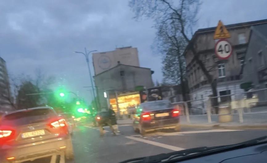 Niespokojny poranek w Rudzie Śląskiej - stłuczka, uszkodzony znak i kolizja z rowerzystą!