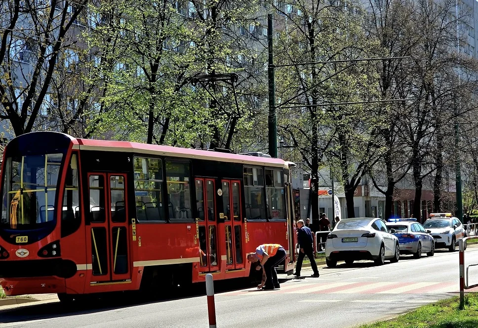 Kolizja tesli z tramwajem w Rudzie Śląskiej. Utrudnienia na ul. Niedurnego