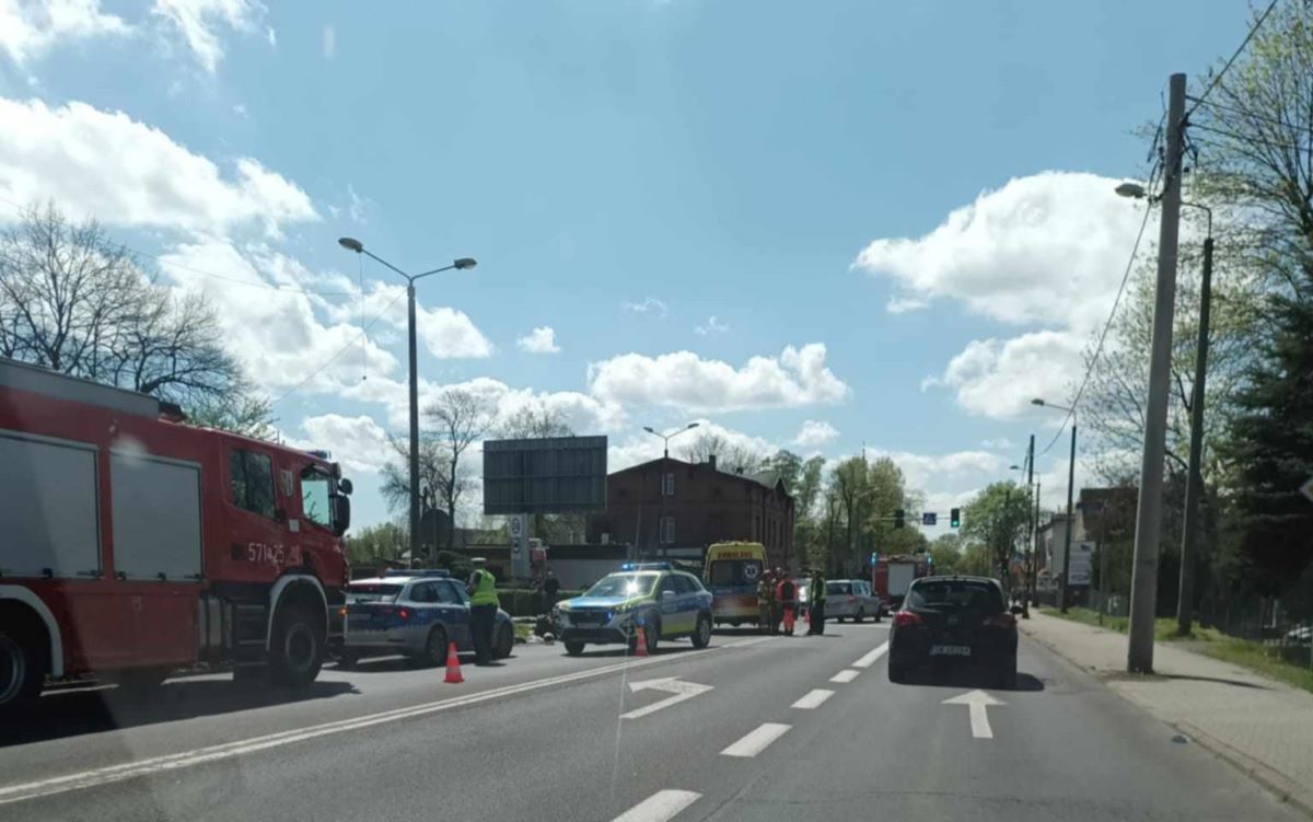 Wypadek w dzielnicy Halemba - motocyklista wraz z pasażerką trafili do szpitala [FILM]