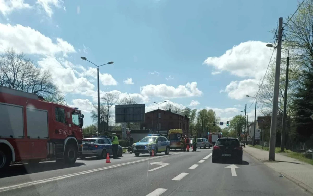 Wypadek w dzielnicy Halemba - motocyklista wraz z pasażerką trafili do szpitala [FILM]