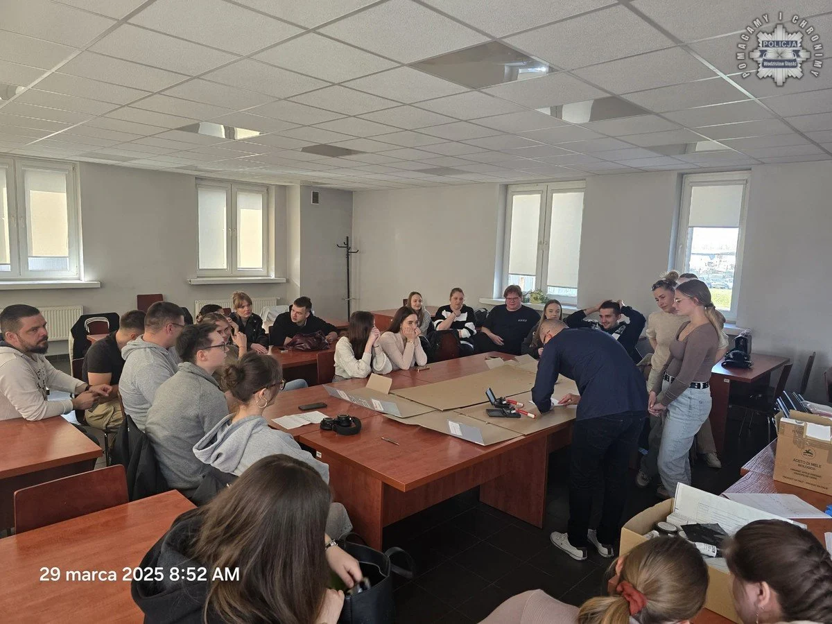 Studenci kryminologii w wodzisławskiej komendzie – zajęcia z techniki kryminalistyki
