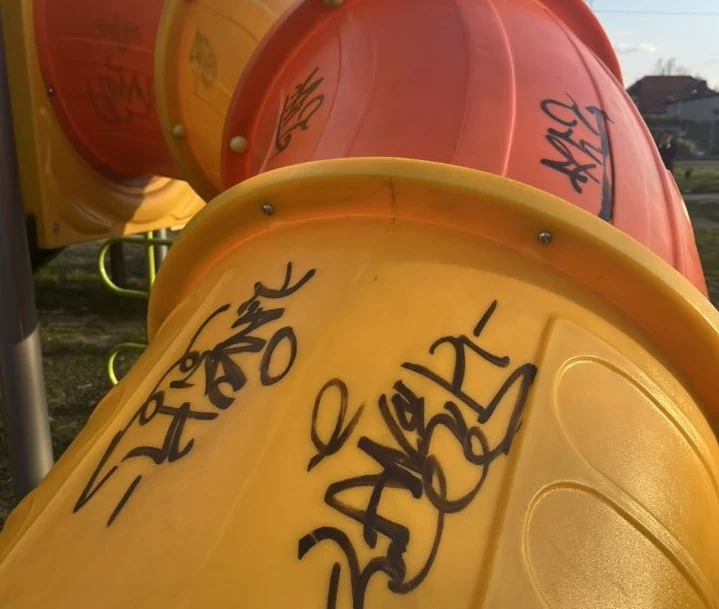 Plac zabaw przy ul. Partyzantów zdewastowany