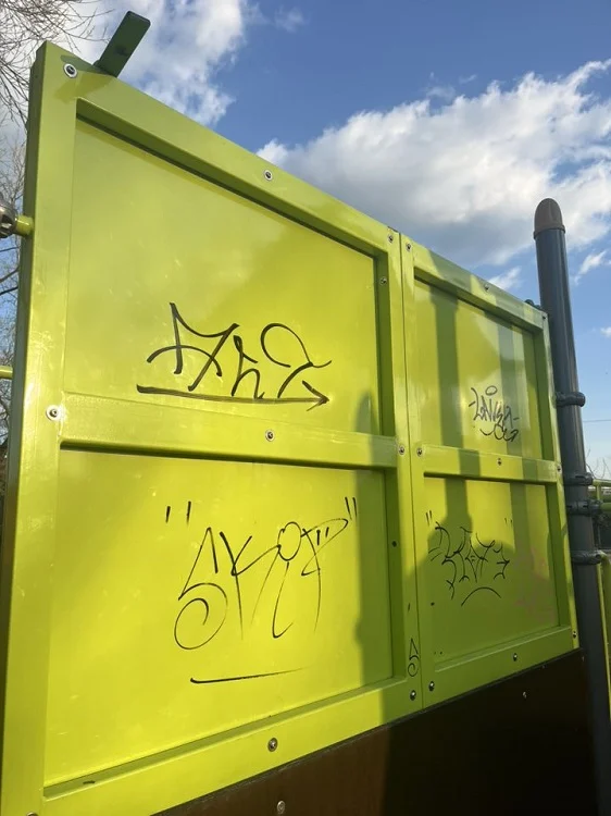 Plac zabaw przy ul. Partyzantów zdewastowany