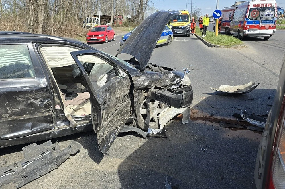 Wypadek na skrzyżowaniu Świerczyny i Obrzeżnej Północnej – 28-latka w szpitalu