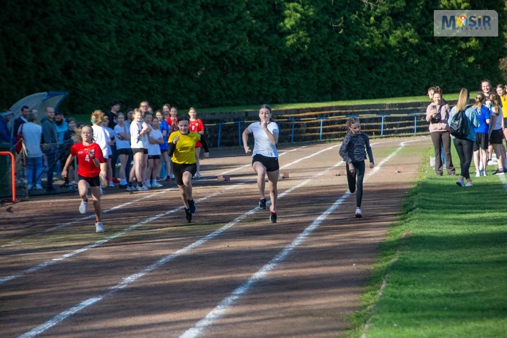 SP nr 3 zwycięża w czwórboju lekkoatletycznym dziewcząt