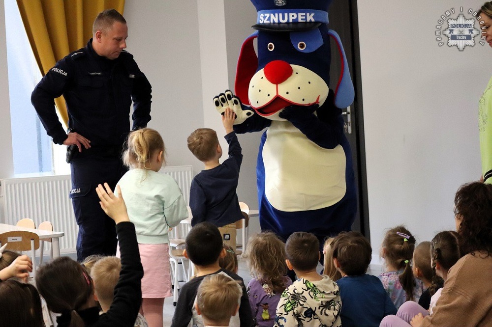 Sznupek w przedszkolu! Tyscy policjanci uczą dzieci zasad bezpieczeństwa