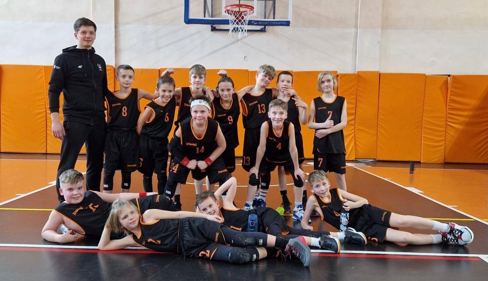 Weekend pełen emocji na koszykarskich parkietach – świetne wyniki naszych drużyn!