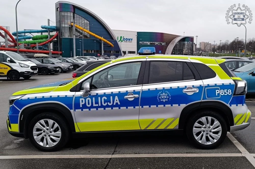 Charytatywna inicjatywa w Tychach – policjanci przepłynęli 2500 metrów dla dzieci