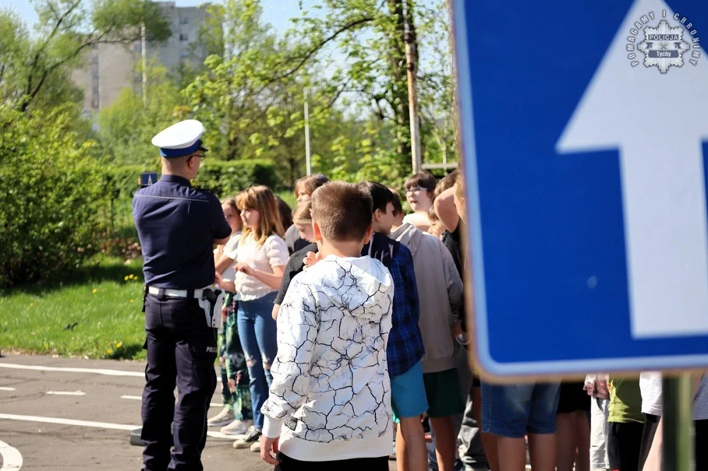 Egzamin na kartę rowerową w Tychach: mundurowi i sportowcy pomagają młodzieży