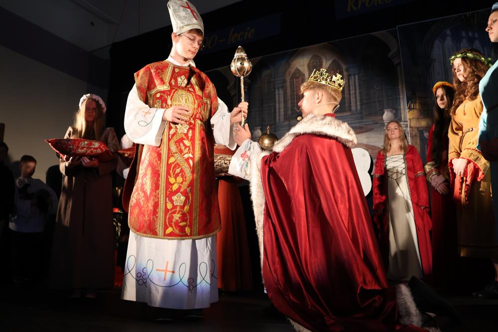 1000-lecie Królestwa Polskiego na scenie: Niezwykłe przedstawienie uczniów SP1 w Orzeszu