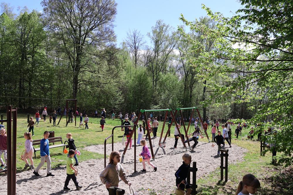 Wielkanocna zabawa w Orzeszu. Szukanie Zajączka zachwyciło najmłodszych