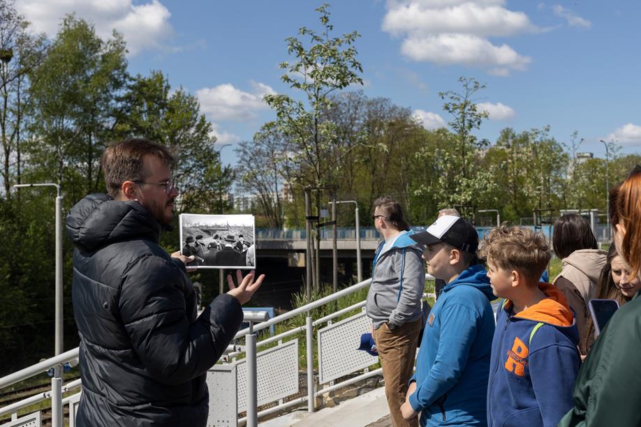 Spacer po Stadionie Zimowym z Arturem Ślusarczykiem – historia tyskiego hokeja / fot. Artur Pławski, Muzeum Miejskie Tychy