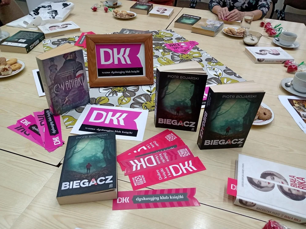 Dyskusyjny Klub Książki o „Biegaczu” Piotra Bojarskiego i wspomnieniach PRL-u