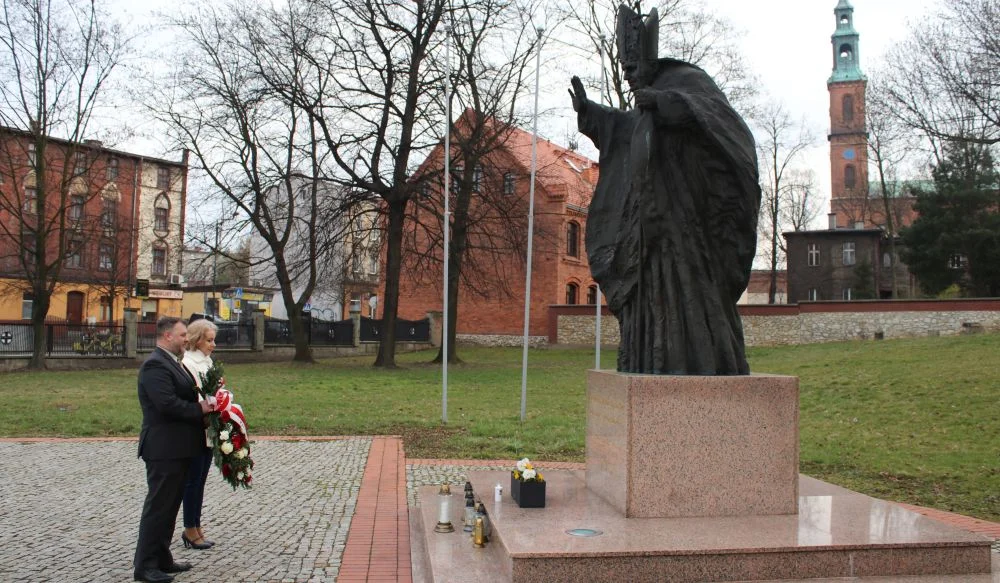 20 lat po śmierci Jana Pawła II – symboliczna wiązanka pod pomnikiem w Piekarach Śląskich