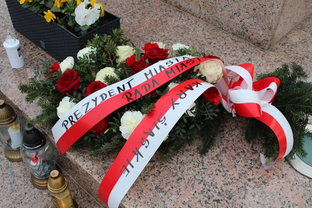 20 lat po śmierci Jana Pawła II – symboliczna wiązanka pod pomnikiem w Piekarach Śląskich