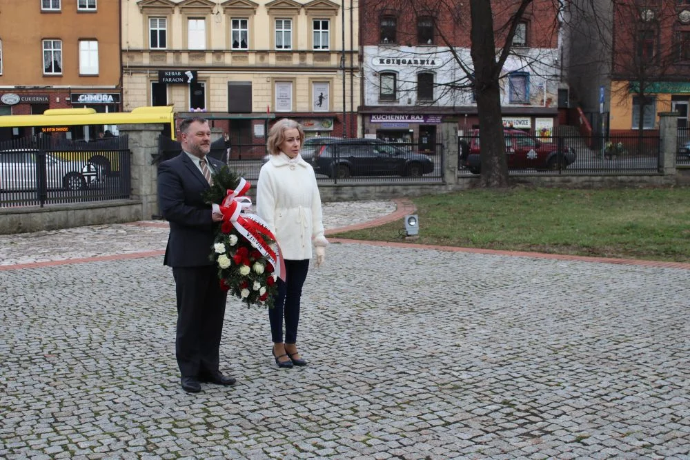 20 lat po śmierci Jana Pawła II – symboliczna wiązanka pod pomnikiem w Piekarach Śląskich