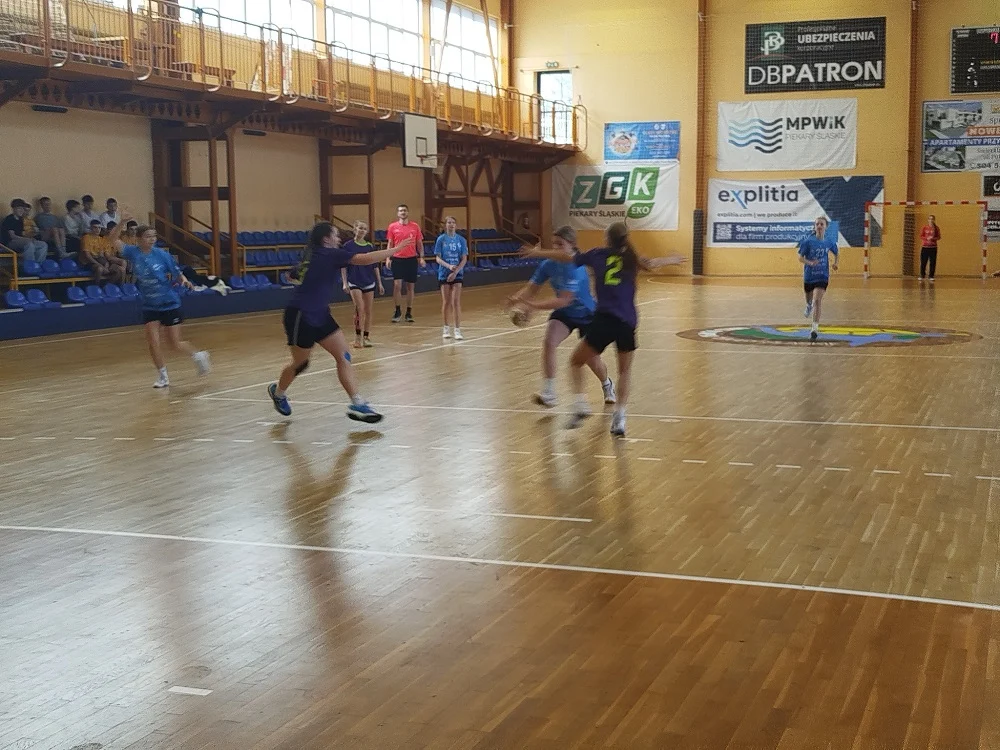 Zawody rejonowe w piłce ręcznej – Mistrzowie Piekar Śląskich awansują do półfinałów