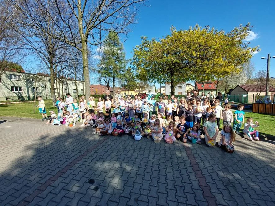 Zajączkowe niespodzianki w Dąbrówce Wielkiej – radość i uśmiechy najmłodszych