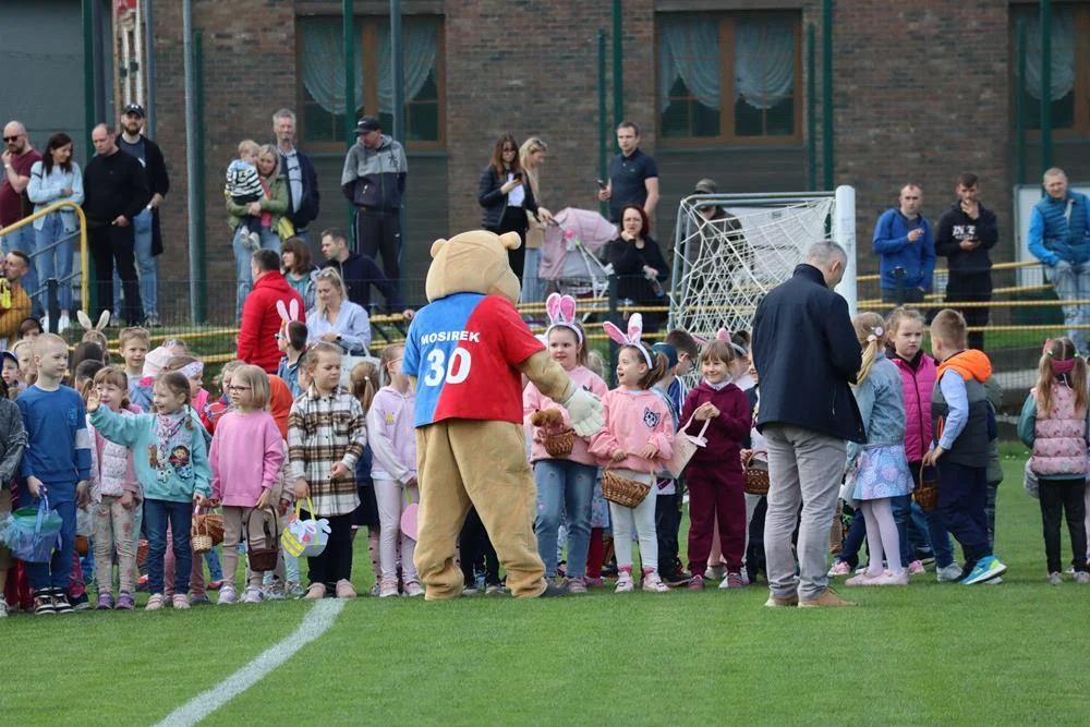 Wielkanocne zbieranie jajek na stadionie MOSiR / fot. MOSiR Piekary Śląskie
