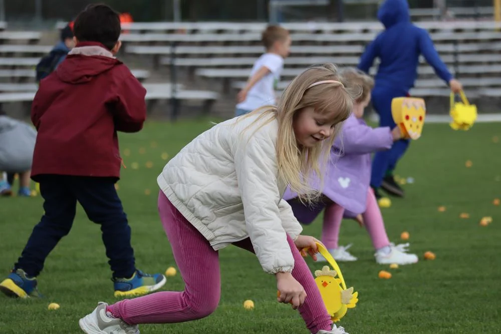 Wielkanocne zbieranie jajek na stadionie MOSiR – radość i ruch dla najmłodszych