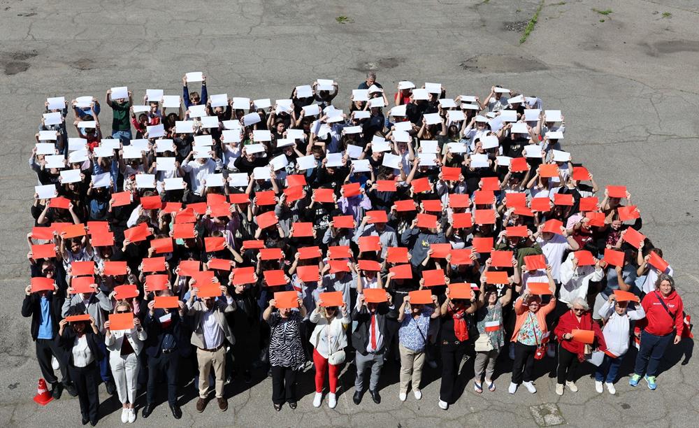 Dzieci z MSP nr 11 w Piekarach Śląskich stworzyły „Żywą Flagę” z okazji akcji patriotyczne