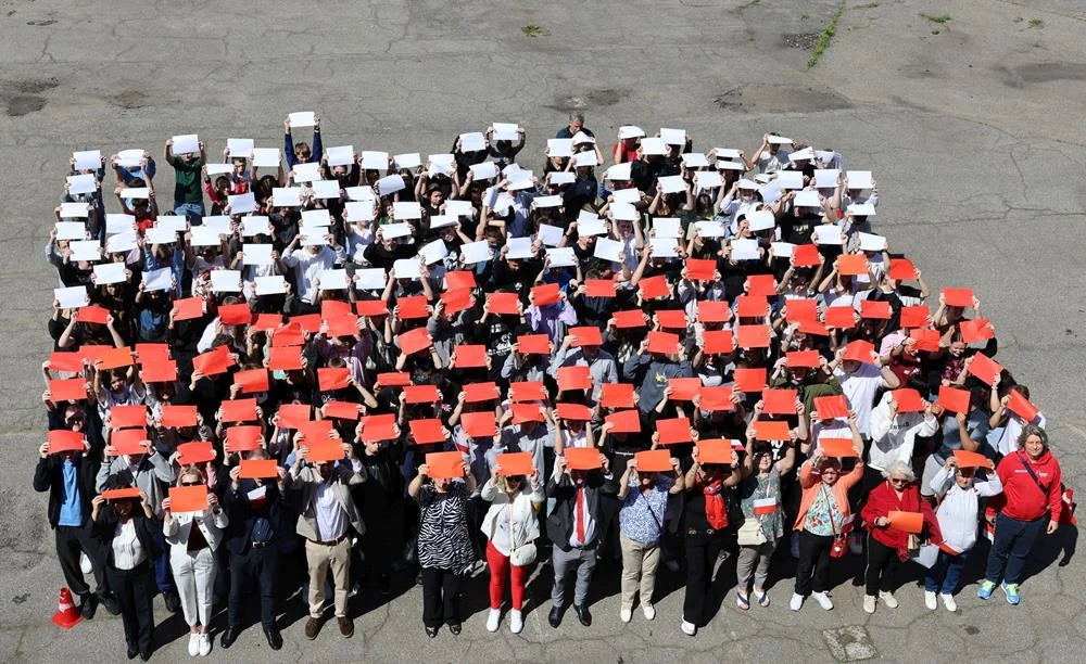 Dzieci z MSP nr 11 w Piekarach Śląskich stworzyły „Żywą Flagę” z okazji akcji patriotyczne