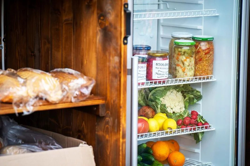 Świąteczna akcja dzielenia się jedzeniem – nowa lodówka w Chwałowicach