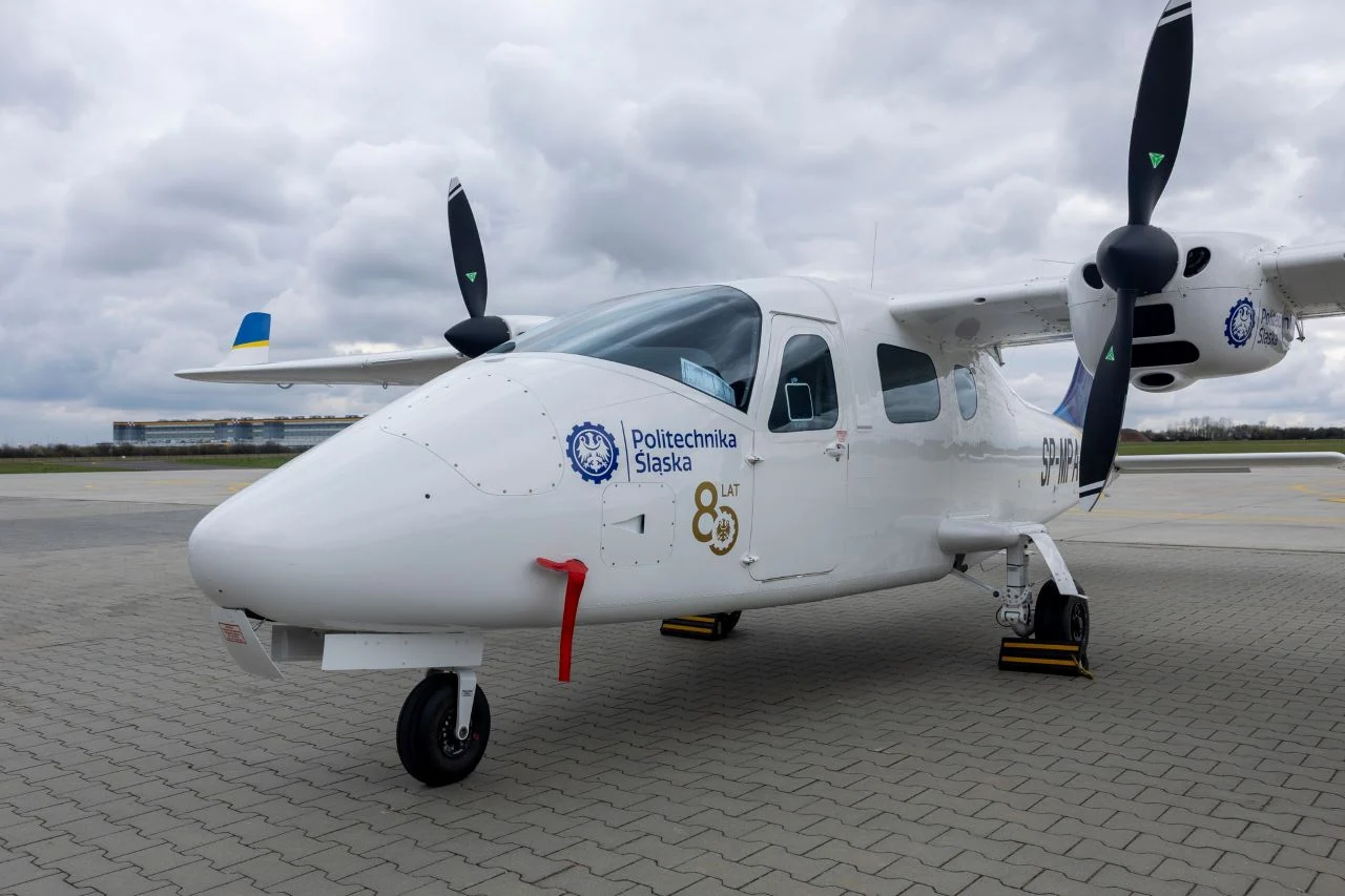 Nowy samolot szkoleniowy TECNAM P2006T dołączył do floty Politechniki Śląskiej
