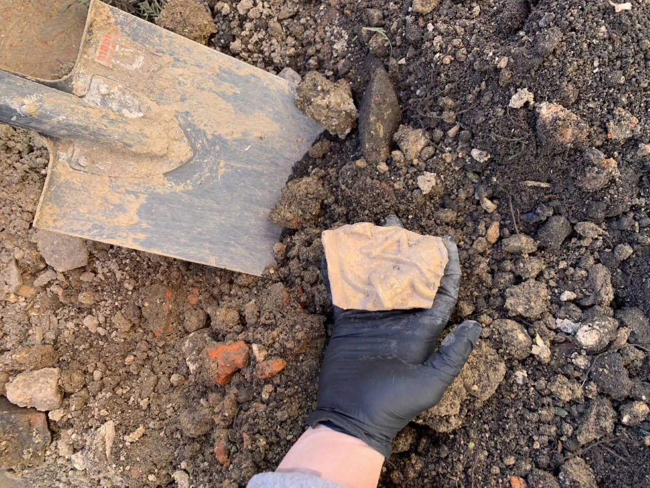 Co kryje się pod tynkiem na elewacji kościoła pw. św. Wojciecha? [ZDJĘCIA]