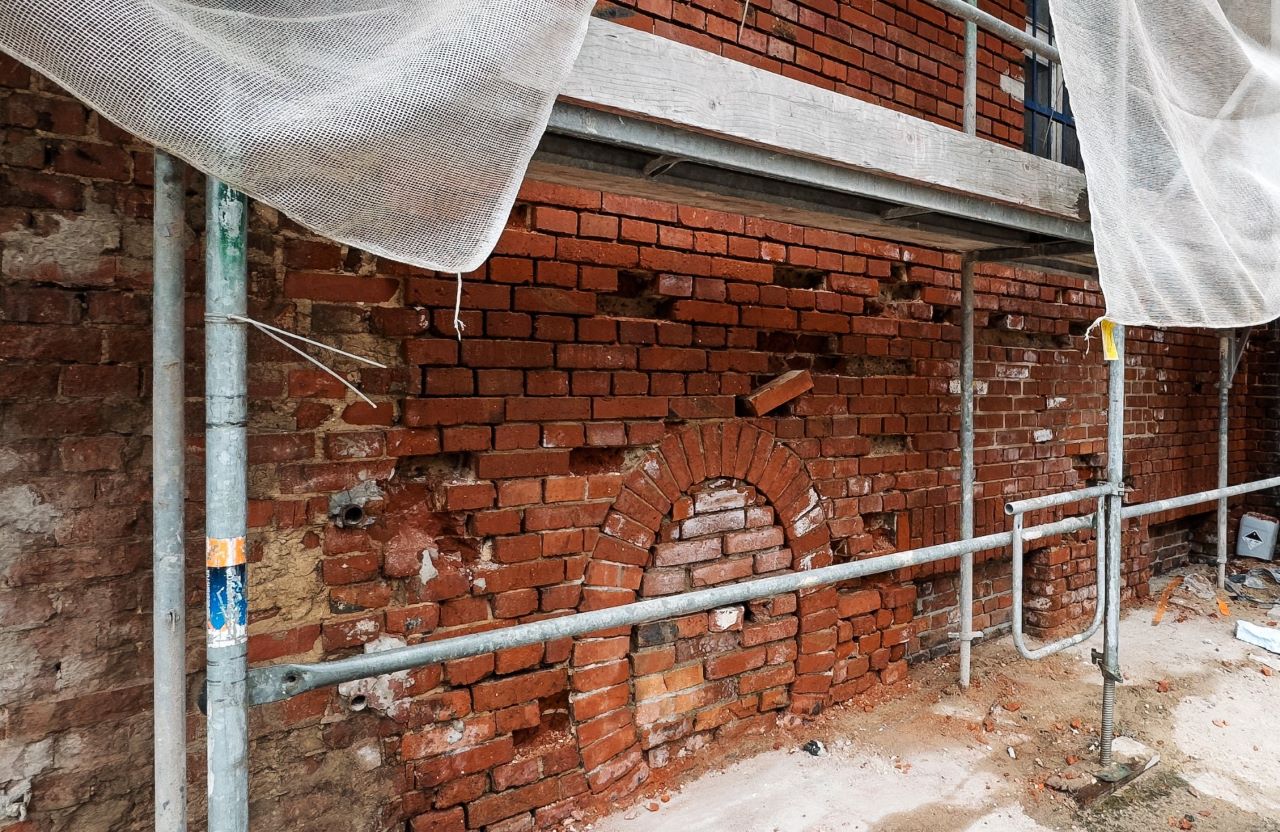 Ruszyły prace na elewacji Szkoły Podstawowej nr 6 w Rozbarku