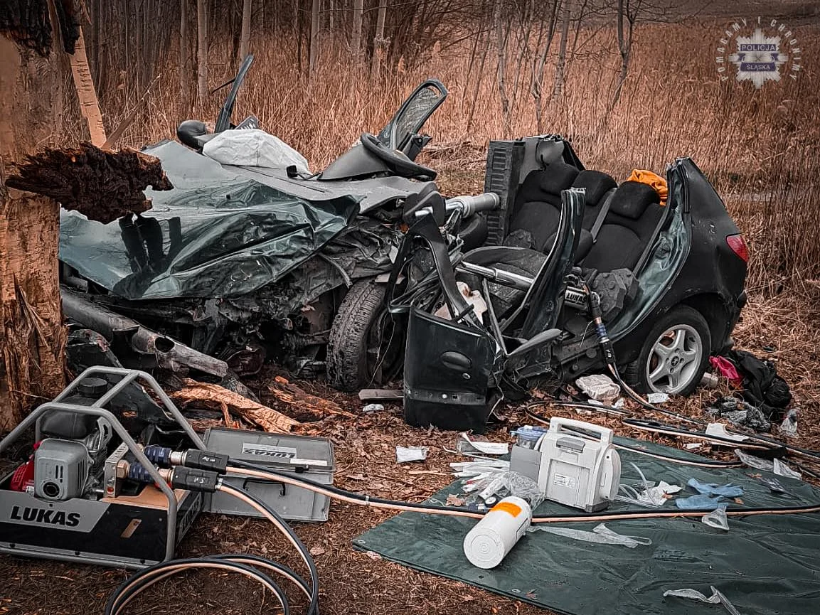 Poważny wypadek przy ul. Dworskiej. Samochód uderzył w drzewo