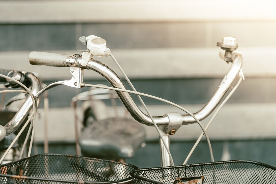 Linki i pancerze rowerowe – jak zadbać o płynną zmianę biegów i skuteczne hamulce?