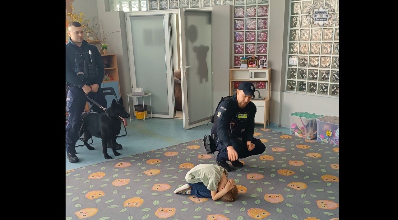 Policyjni przewodnicy psów służbowych odwiedzili przedszkolaków