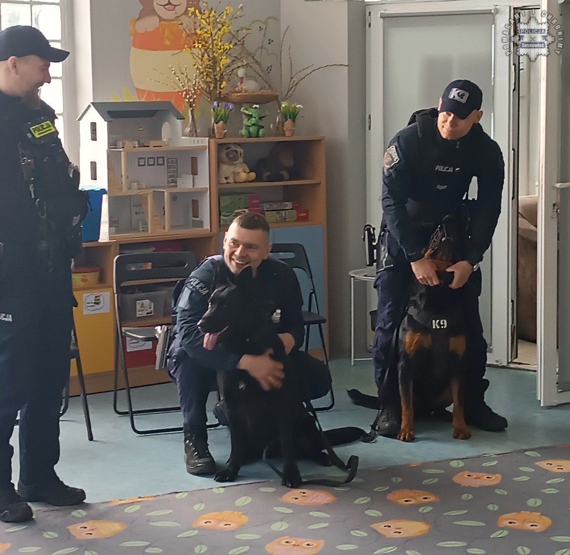 Policyjni przewodnicy psów służbowych odwiedzili przedszkolaków
