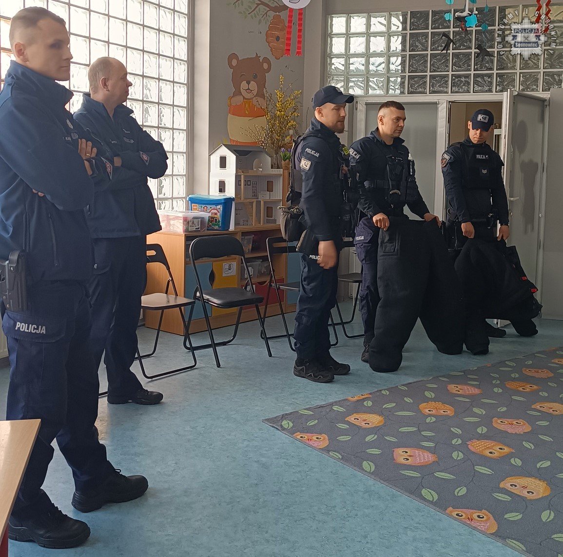 Policyjni przewodnicy psów służbowych odwiedzili przedszkolaków