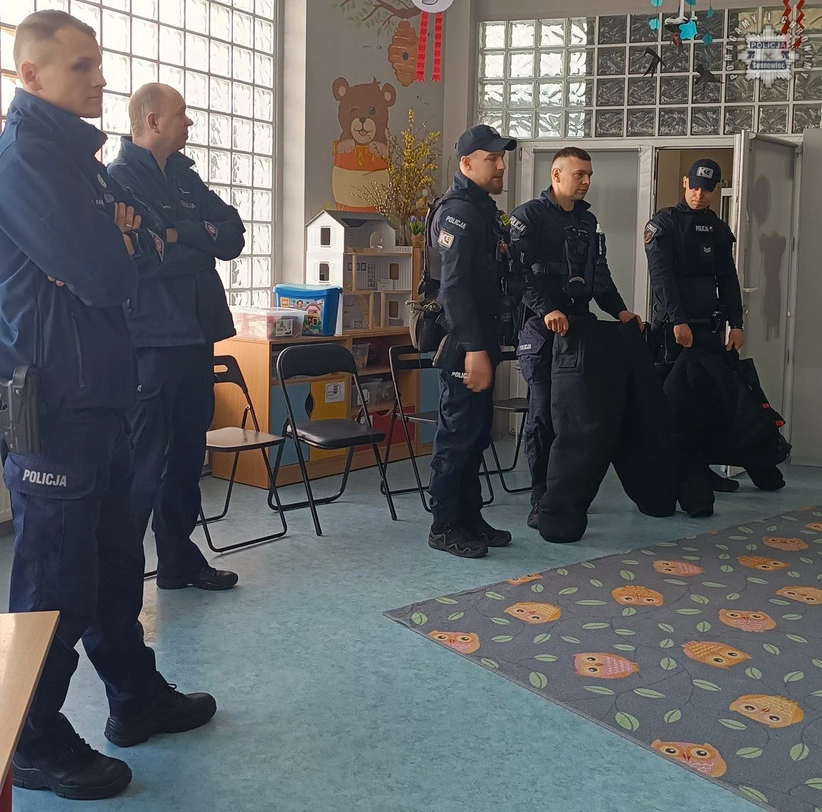 Policyjni przewodnicy psów służbowych odwiedzili przedszkolaków