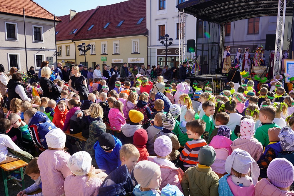 VI Festiwal Obrzędów i Zwyczajów. Przedszkolaki przywołały wiosnę na Rynku [FOTO]